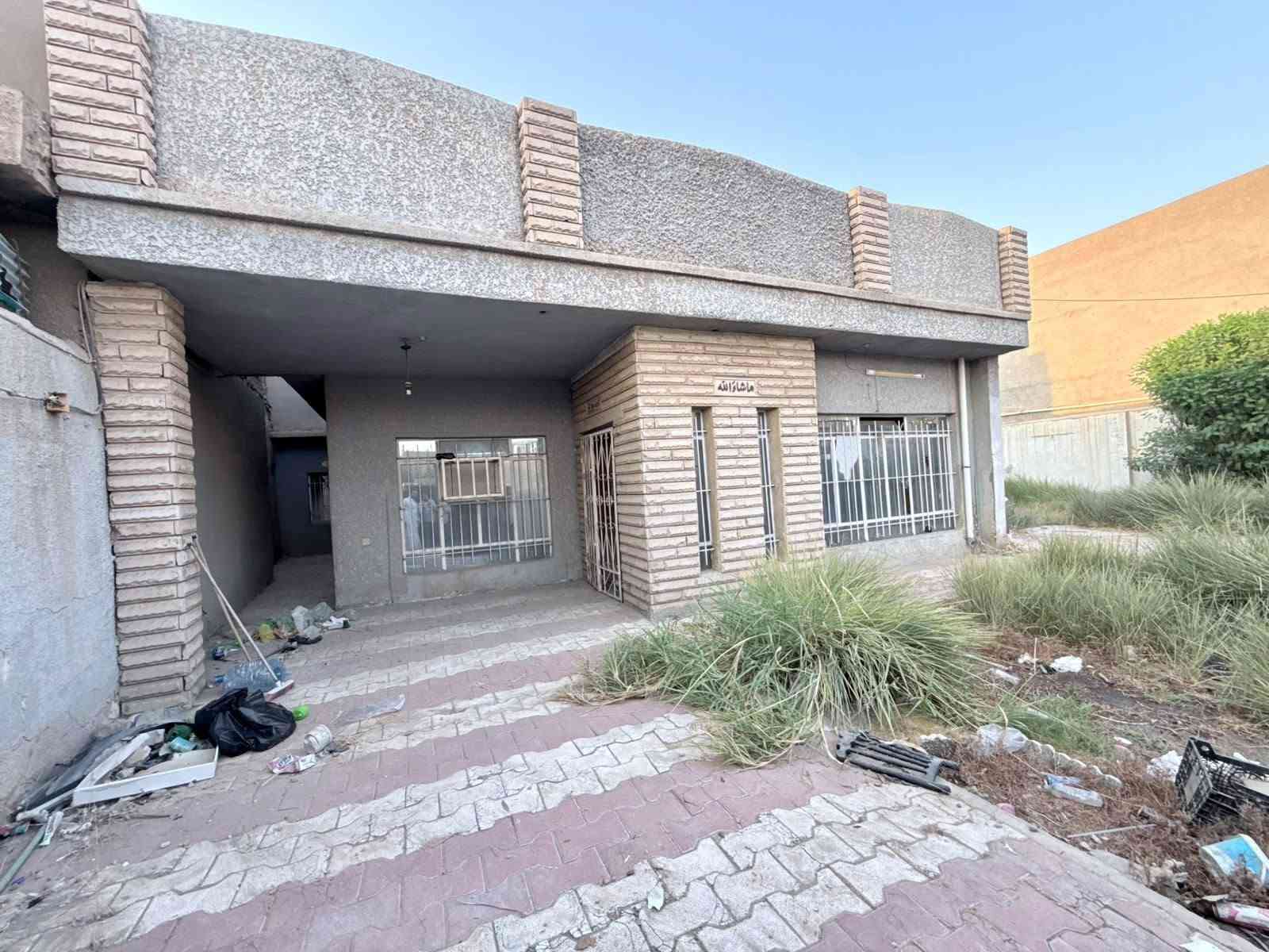 بيت للبيع ٢٠٠ متر  مع  أرض   ٢١٠  متر  طابو ملك صرف سكني المدائن حي القادسية قرب السوك والإمام دقيقه وحده فقط  البيت يحتاجله ترميم قليل او تطبك الكاع والبيت سوه يصبح عندك  ٤١٠ متر  المساحه الكليه 
للإستفسار أكثر  ***********

