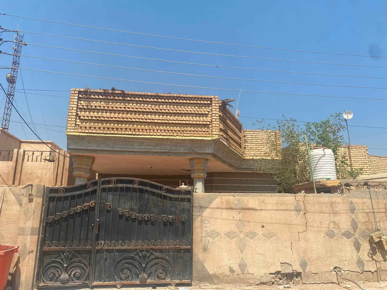 السلام عليكم…. دار للبيع طابو صرف مساحته 260م طابقين الموقع العلكايه شارع العريض اول فرع عل يسره باقي التفاصيل اتصل  عل رقم ***********
