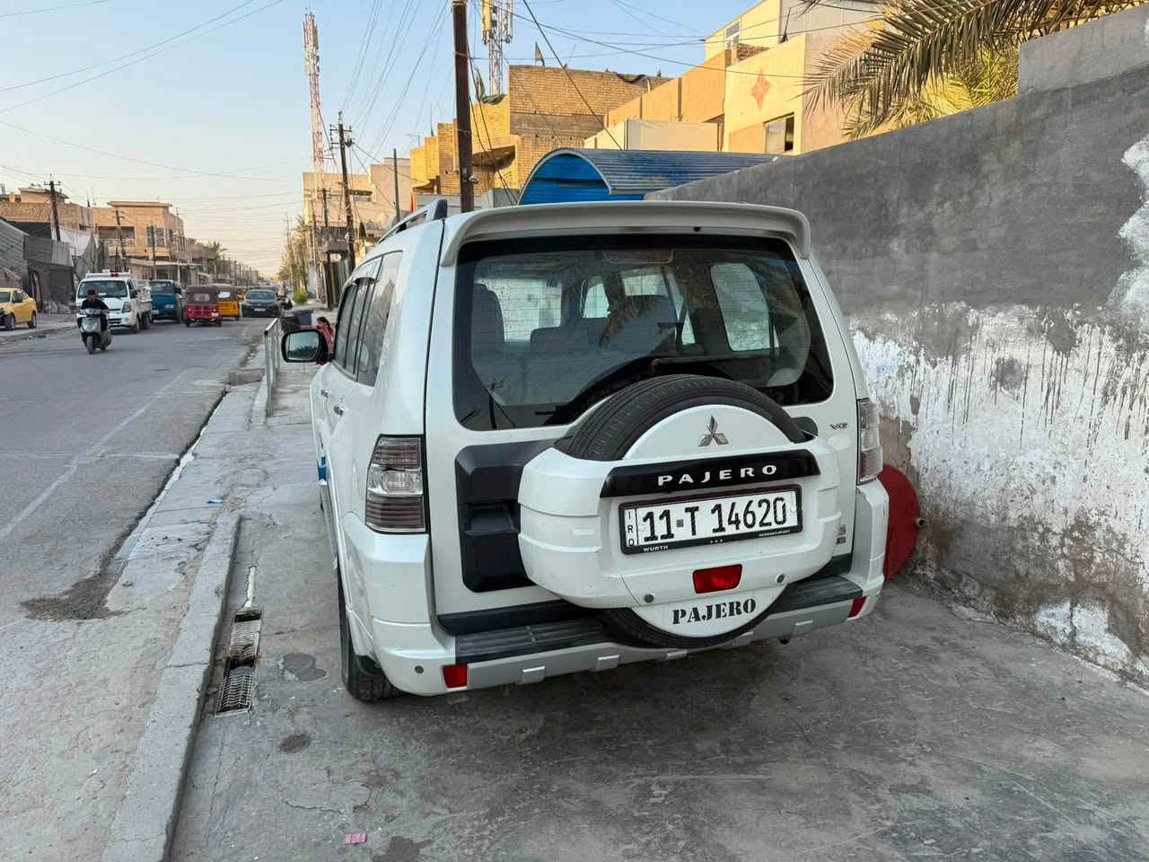 بايجيرو حبتور فول فتحت سقف
كشن كهرباء 

بصمة تشغيل عن بعد 

تبريد ويا سويج ٣ قطع

ثلاجة 

٧ راكب 

لايت زنون 

كفالة من صبغ  

بيهة بس مكانين بارد جدا بسيطات 

تخم تاير 

باتري جديد 

كير مكينة اكسل خير من الله 

سيارة بيهة منضومة غاز 

سيارة بغداد 

سعر ١٣٠ بيهة مجال
***********
