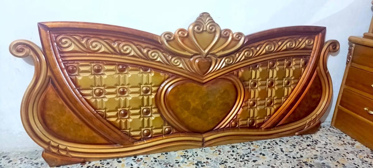غرفة نوم صاج من الداخل والخارج شغل الصالحية تتكون من ست ابواب مع ملحق
هي 8قطع 

العنوان الغزالية الشارع العام قرب شارع المركز 

رقم موبايل ***********///***********
