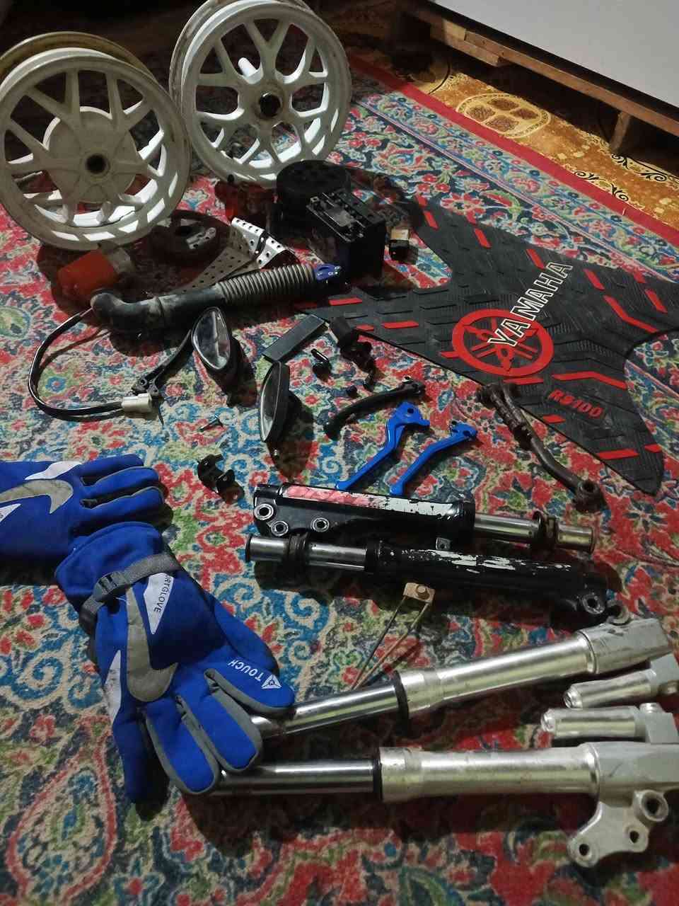 سلام عليكم شلعه
بيها دبلات كدام ثنين 
واحد رياضي ولثاني مال حاويه 
وبيها يدات بريك رياضي ويدات بلاد
ومريات يمنى ويسره وباتري شغال
وكلج خلفي ودواسات وسلف شغال
وجفوف وشخاطه وفج ودسك ووياله الخلفي طاك ولكدام كلشي مابي
السعر 70
لتواصل *********** العنوان شمال البصره بني منصور يم مدرسه الامال الاهليه
