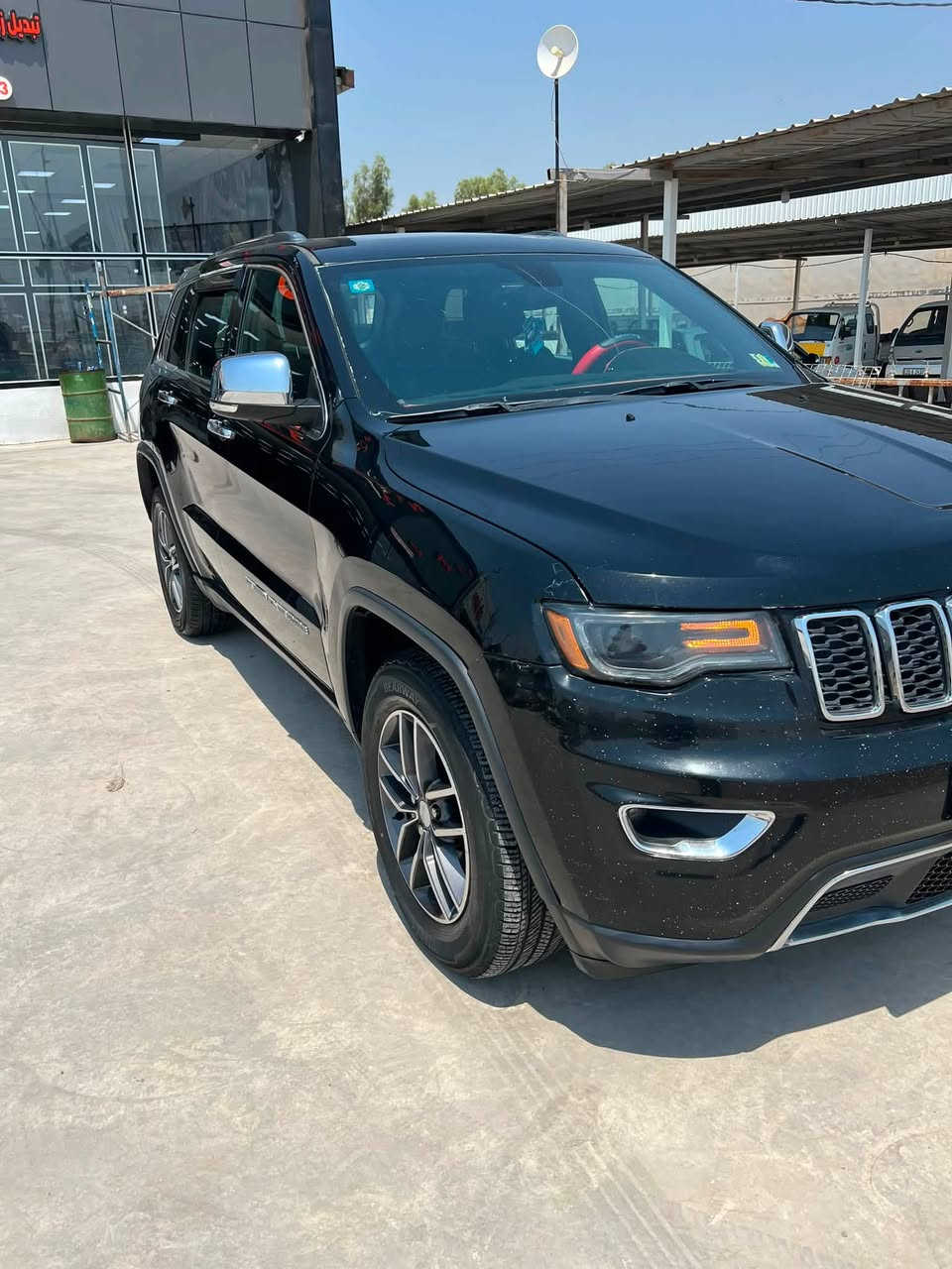 @سلام عليكم 
جيب Jeep شيروكي موديل 2017 سياره داخل كلين  
وحاليا بيها ثلاثه قطع صبغ فقط بدون دواخل 6 سلندر بنروما فول مواصفات لمتدت سعرها ب 165$ وبيها مجال /***********
