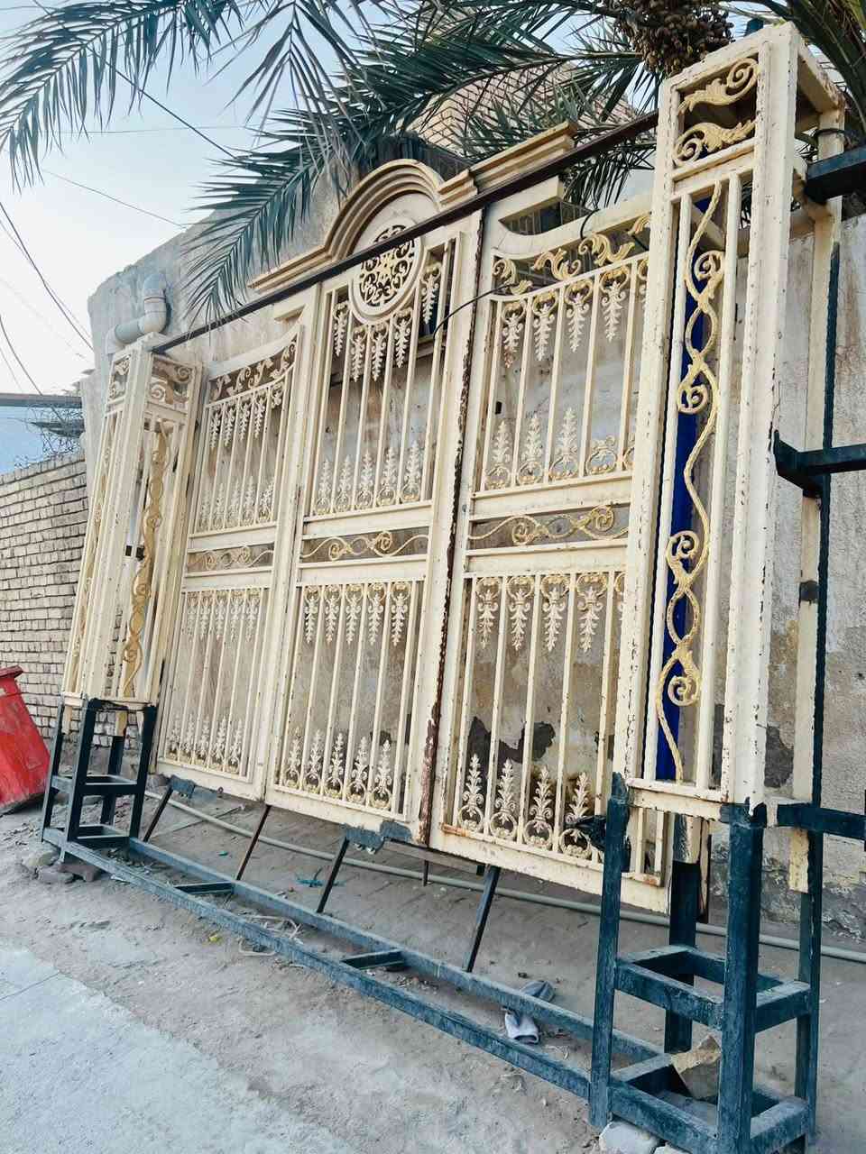 سلام عليكم 
باب للبيع تزكام حديد ثقيل 
3امتار مع السجه والدنك 
باب جاهز للاستفسار 
*********** عمارة, ميسان
