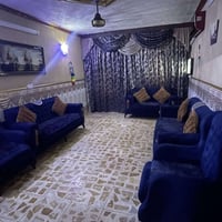 تخم 10مقاعد نضيف جدا مع 6كوشات وغطا فروا للتخم مع الستائر السعر 400الف...