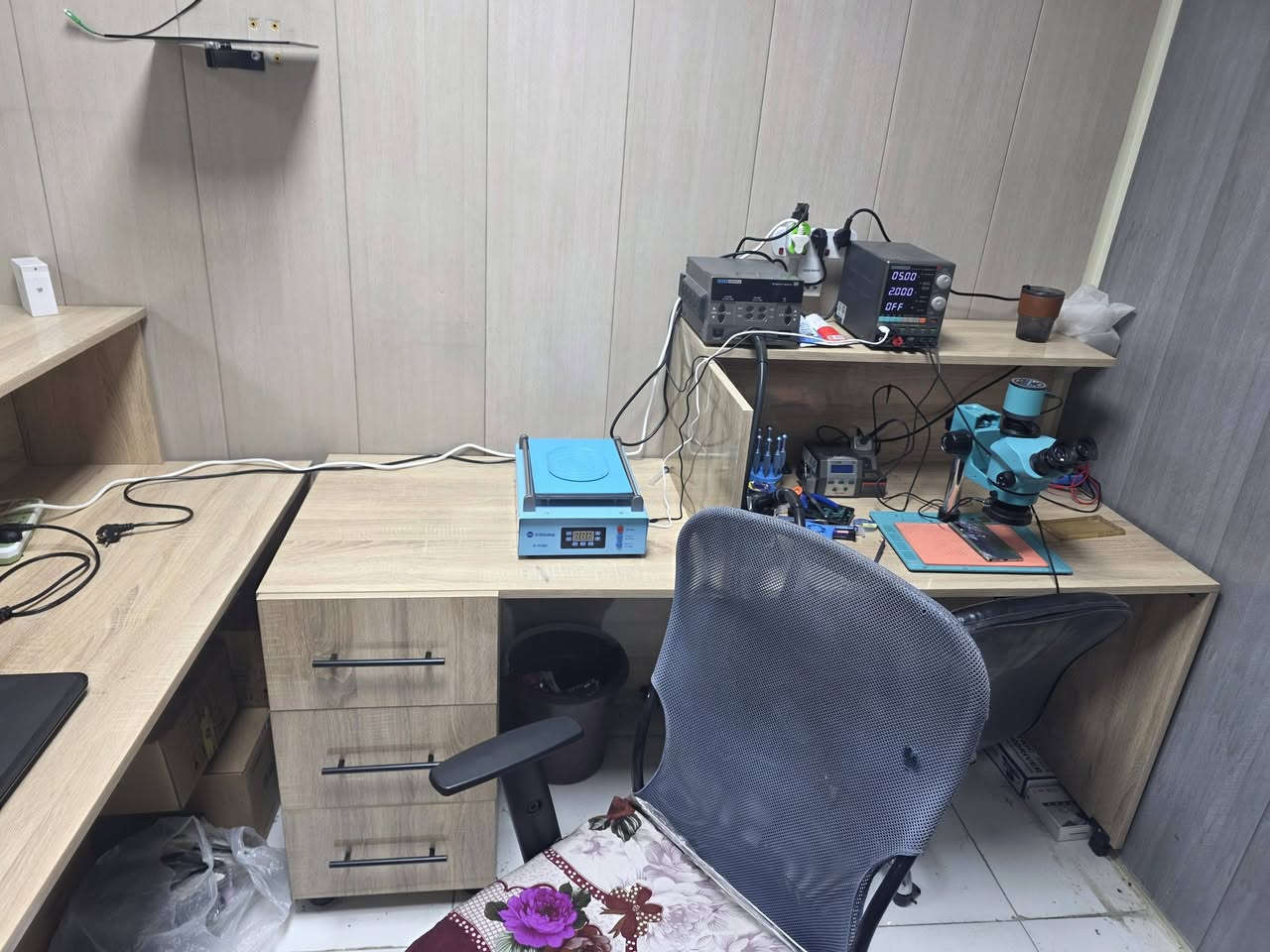 ميز صيانة موبايل للبيع
العرض 180 العمق 60 شغل درجة اولى 
بغداد حي الكوفة 
***********

