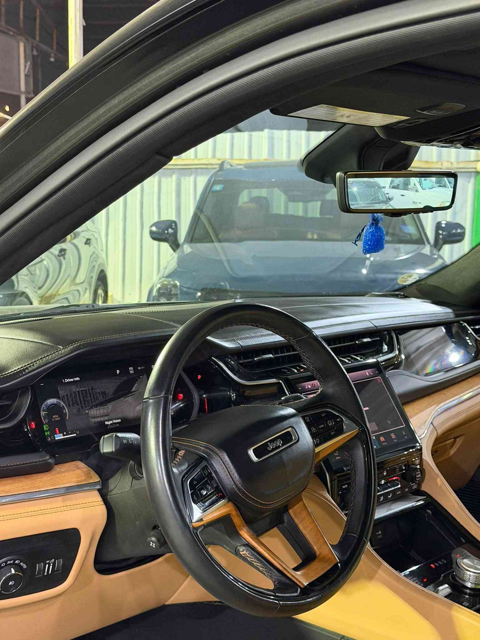 Jeep GRAND CHEROKEE SUMMIT

الضرر 🔴: تقرير مياه امطار 
  المواصفات🟢: 
1.دواخل قرميدي vip
2. تو گلر
3.شاشه كبيره
4.ويل قياس 21
5. بانوراما 
6.كامره حراريه 
7.كامل مواصفات 
8.مساج 
٠ بعد هواي  السومت معروفه

❌✅ السياره حره بغداد تحويل ثاني يوم كامله من كلشي وجاهزه 
للاستفسار 
***********خط 
*********** واتساب
