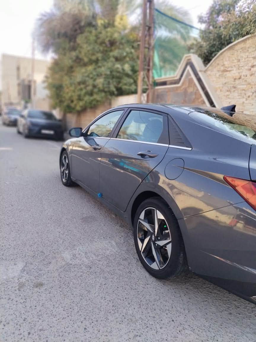 السلام عليكم 👋
للبيع هونداي النترا  ( فول مواصفات هايبرد)
موديل 2023 
وارد أمريكي حادث  خفيف دعامية خلفية صور الحادث داخل المنشور 
بدون ايرباك 
كير مكينة كفالة 1600 هايبرد 
مواصفات السيارة فول ✅
كشن كهرباء +جلد
تدفئة تبريد كشنات 
فول تحكمات ستيرن 
اشاير مري 
فتحة سقف 
رادار أمامي + رادار  خلفي + رادار جانبي + توقف ذاتي 
قيادة ذاتية + تحديد مسار + كروز مثبت سرعة + نقطة عمياء 
داخل اسود 
شاشة متصلة + كار بلي 
انارة محيطية 64 لون 
وضعيات قيادة 
NORMAL
🏁SPORT
SMART
لـد نهاري 
بك لايت لد 
هاند بريك بصمة 
بصمة تشغيل + تشغيل عن بعد 
دخول ذكي + ترحيب 
صندوق ذكي فتح عند الاقتراب 
مانع انزلاق 
ويل كب كروم حجم 17 
منافذ شحن تايبسي 
منفذ USB 
كامرة خلفية دوارة 
وبعد بيها مواصفات
للاستفسار السعر واتساب 
مكان السيارة بغداد 
رقم بغداد الدولي الجديد باسمي تحويل مباشر 
للاستفسار *********** بي واتساب  
#القريشي #بيع #سيارتك #النترا_تقفل_ملفك #هايبرد 
القريشي - بيع وشراء كافة أنواع السيارات
