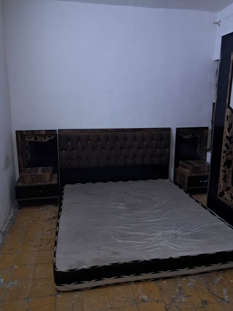 للبيع مستعجل علابيعتهه 300 مابيهه جربايه الغرفه ماخذهه ٩٠٠ الشراي ***********
