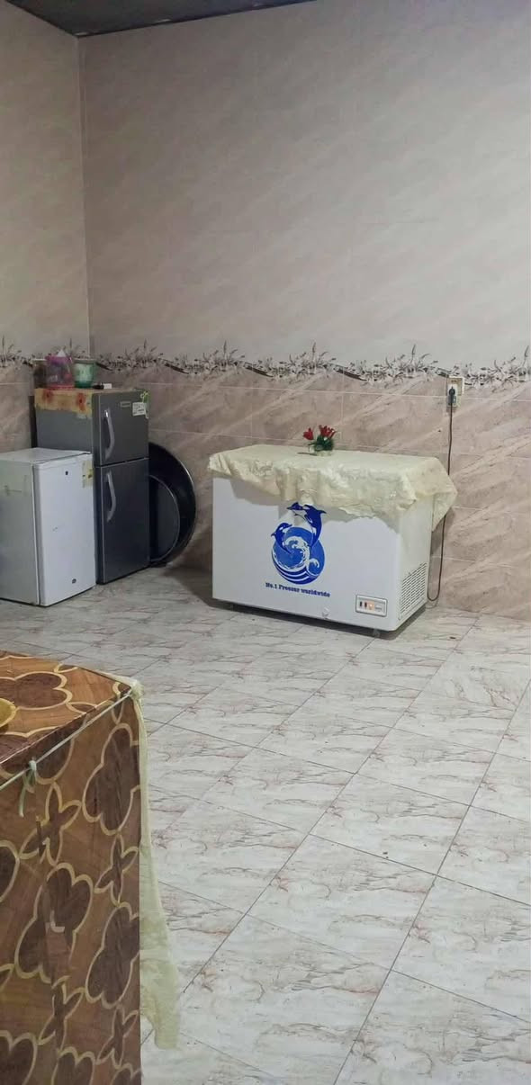 يا الله السلام عليكم بيت للبيع المساحه ١٥٠ غرفتين وصاله وستقبال ومطبخ وحمامات ثنين جاهز علا اخر حبايه مكان باب لدخول مال لمطار بين لدخول والخروج قريب علا شارع ١٠٠عن الشارع مسجل بلمختار وبي معاملت تطويب السعر ٥٠ وبي مجال رقمي *********** لبيت ١٠ يام ويفرغ اسلمه
