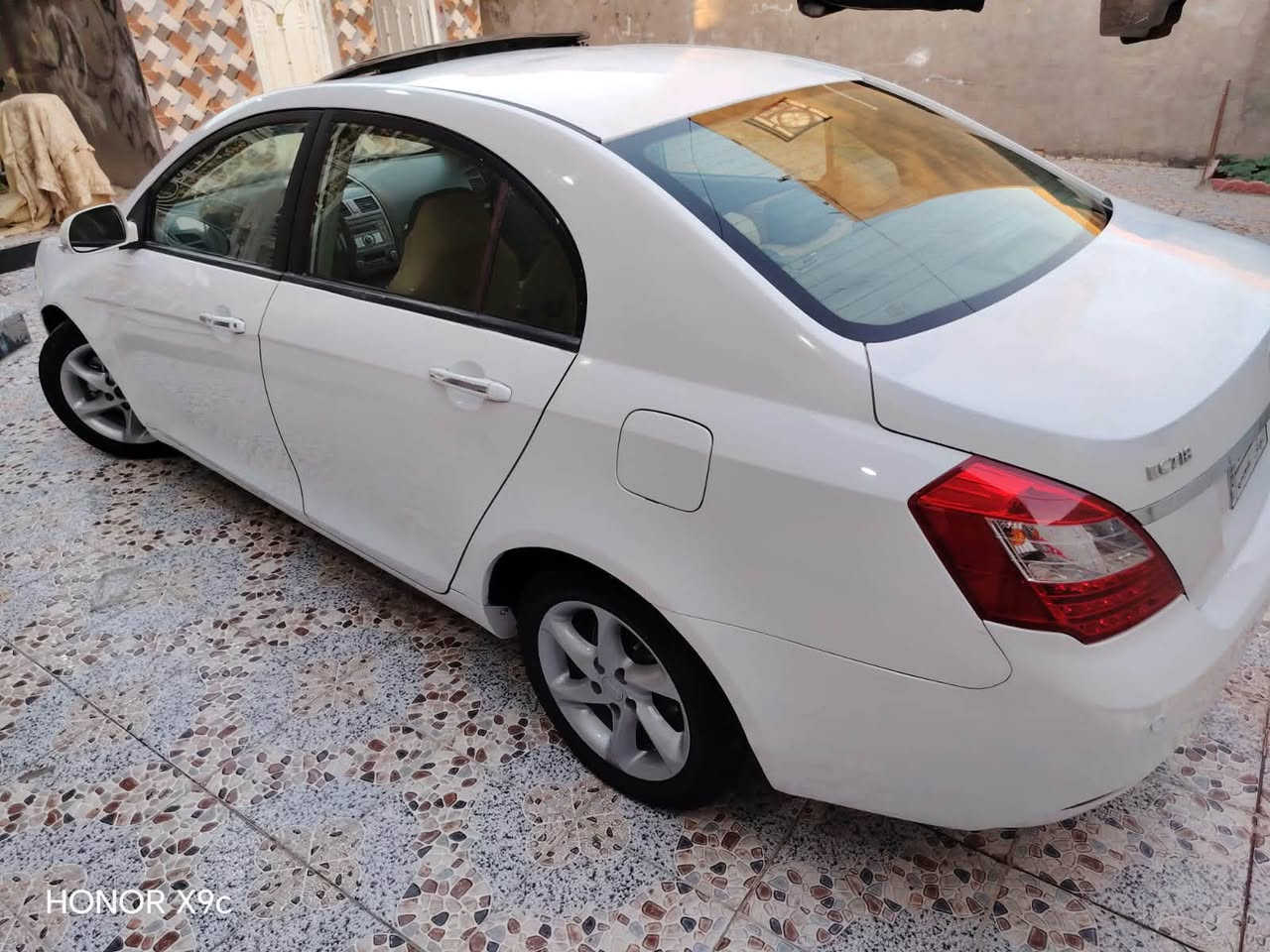 سياره 🚘جلي ام كراند موديل ٢٠١٣ رقم ذي قار ألماني مشروع وطني تحويل مباشر🚦 بأسم صديقي  السياره مكفوله كفاله من الضربه والتبديل والفتح بيها فقط رشات صبغ بسيطه أثر لكَط خياسات مكينه وكير كورلا ياباني ١٨٠٠  خير من الله
حداديه حلوه تخم تاير🛞 كهربائيات كلها شغاله دواخل كلش نضيفه سلايد روف شغال
السعر💵 44 وبيهه مجال بسيط للشراي 
للاستفسار☎️ ***********
الحاج أحمد🤵🏻‍♂️
العنوان🏠 ناصريه حي الشموخ شارع مول الكوخ

نص مكتوب في الصور:
- HONOR X9c
