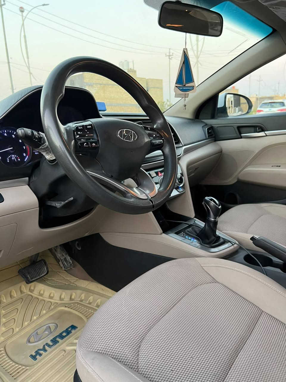 السلام عليكم 
النتره 2020 خليجي رقم ذي قار باسمي 
بيها رشه صبغ ربع الباب فقط والباقي كفاله عامه حتى بارد كفاله سيارة فول مواصفات فتحه بصمه واحد على واحد 
محرك 2000 دوش كفاله جاهزه من كلشي 
السعر 155 وبيها مجال الشراي يتصل وبلخدمه 
 ***********   مكان السيارة ناصريه مركز
