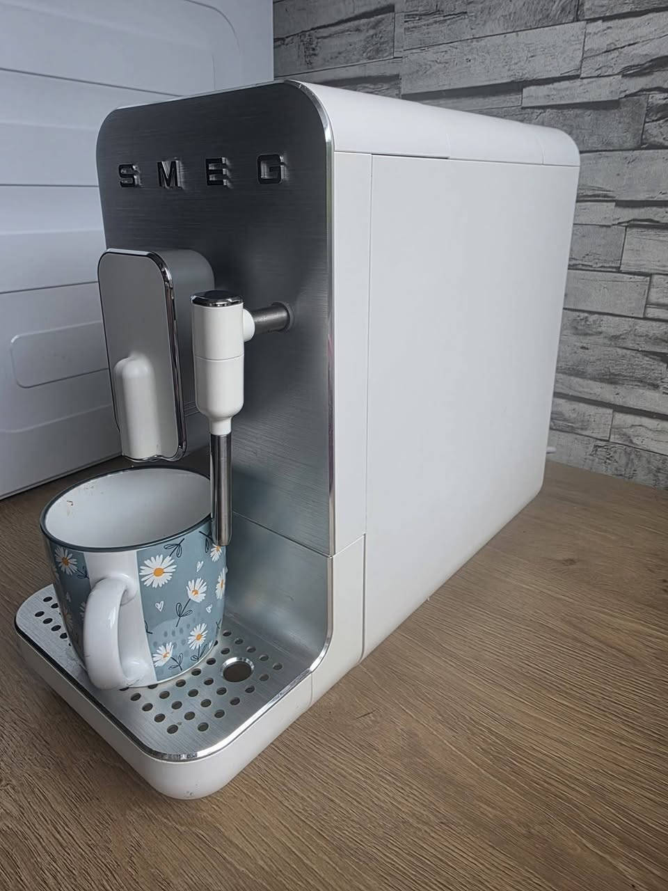 ماكينة تحضير القهوة والإسبريسو الأوتوماتيكية بالكامل مع عصا التبخير من سميج (Smeg Automatic Bean-to-Cup Coffee Machine BCC02).
المواصفات الخصائص الرئيسية (تایبەتمەندییە سەرەکییەکان):
​نظام الطحن التلقائي (Bean-to-Cup): تحتوي على مطحنة مدمجة لطحن حبوب القهوة طازجة قبل كل استخدام.
​عصا تبخير الحليب (Steam Wand): مزودة بعصا صلبة لتبخير الحليب وإعداد رغوة الكابتشينو واللاتيه.
​ضغط المضخة: مضخة احترافية بضغط 15 بار لتجميع وتخليص نكهة القهوة بشكل مثالي.
​سهولة الاستخدام والتحكم: واجهة أزرار لمسية بسيطة لاختيار نوع المشروب (إسبريسو، قهوة خفيفة، ماء ساخن، إلخ).
​خزان المياه: خزان مياه قابل للإزالة بسعة تقارب 1.4 لتر.
​التصميم: تصميم عصري وجذاب بتصاميم مستوحاة من الخمسينيات (50s Style) بجهة أمامية من الألومنيوم المصقول.
​إمكانية ضبط مستوى الطحن: التحكم في درجة طحن الحبوب حسب الرغبة.
​إيقاف تشغيل تلقائي: توفير الطاقة من خلال نظام الإيقاف التلقائي بعد فترة من عدم الاستخدام.
ماكينة تحضير القهوة والإسبريسو الأوتوماتيكية بالكامل مع عصا التبخير من سميج (Smeg Automatic Bean-to-Cup Coffee Machine BCC02).
675الف توصیل مجانی 
***********
