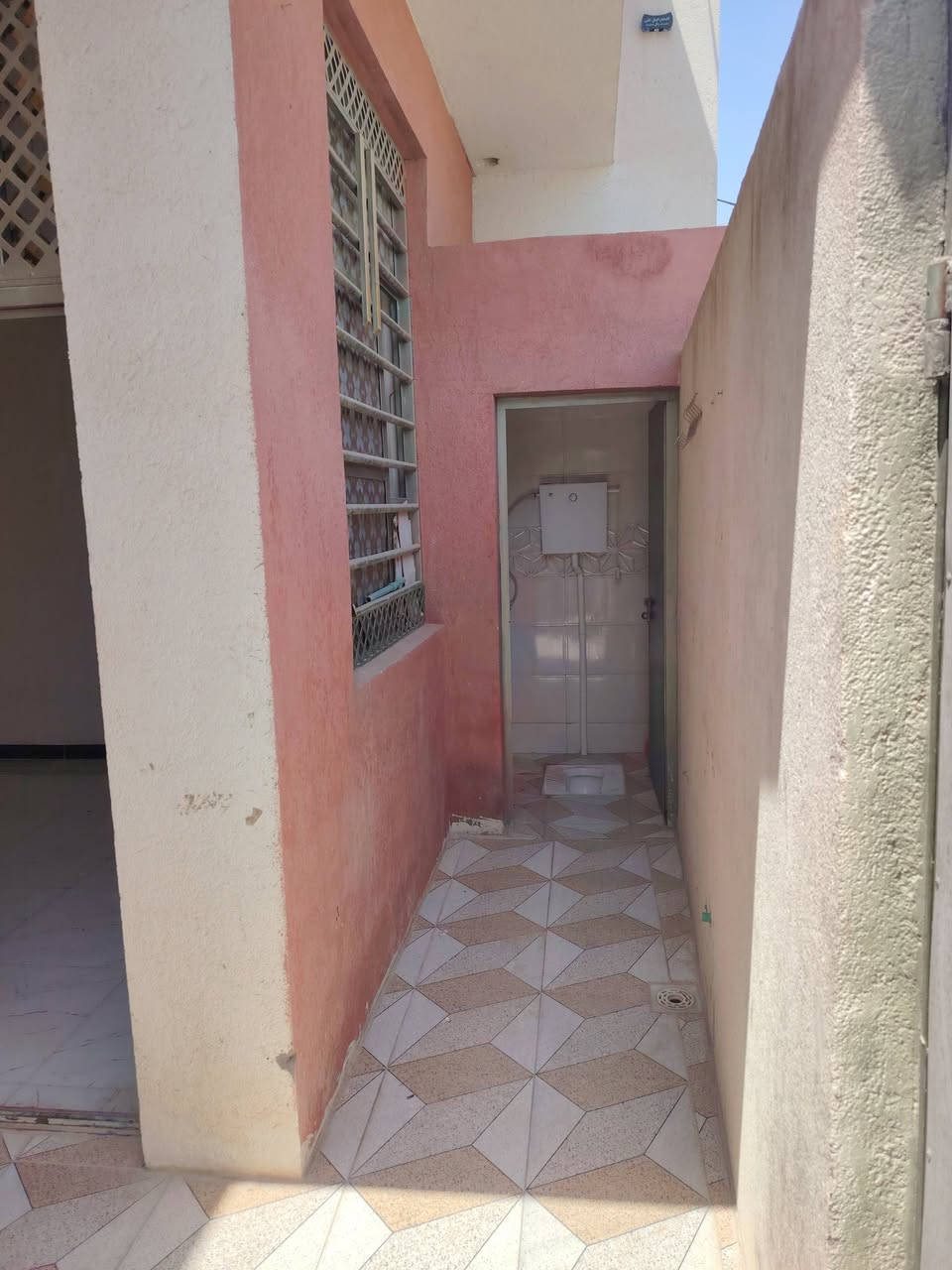 بيت زراعي المساحه ١٤٠ يتكون من ستقبال صاله غرفتين نوم مطبخ صحيات خارجيه داخليه شارع عشره متر كافه الخدمات ناحيه أور السديناويه الشارع المصتوصف البيت فارغ حاليآ تكدر بيومك تسكن بي للستفسار أكثر *********** سعر ٦٨ طابوق صب كونكريت
