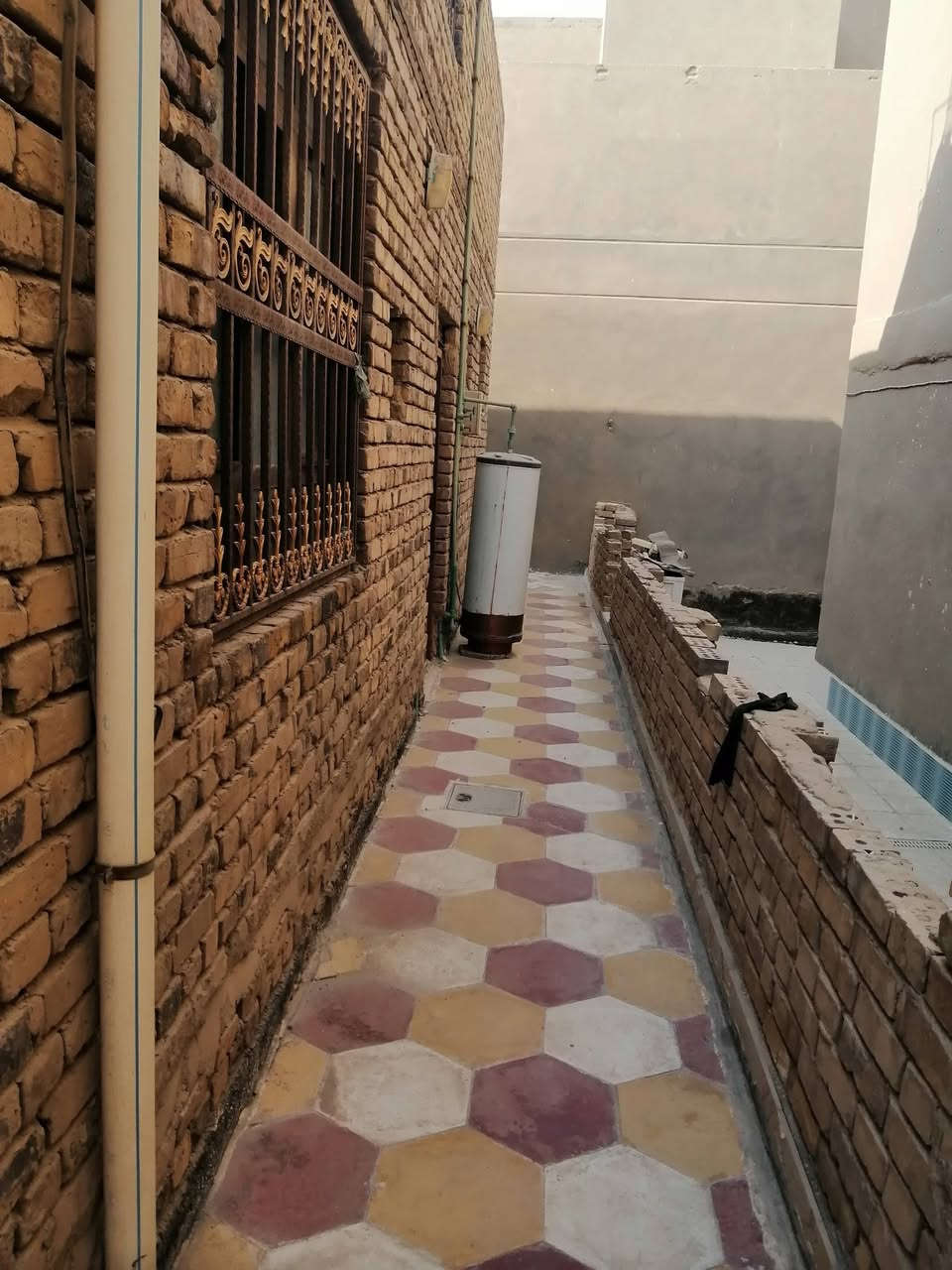 بيت اوقاف ٢٠٠م غرفتين وصاله واستقبال ومطبخ وصحيات داخليه وخارجيه. خدمات كامله مجاري وماء. وتبليط.وكهرباء ونت. حي النهضة الثالثه قرب جامع شاكر هندس ***********
