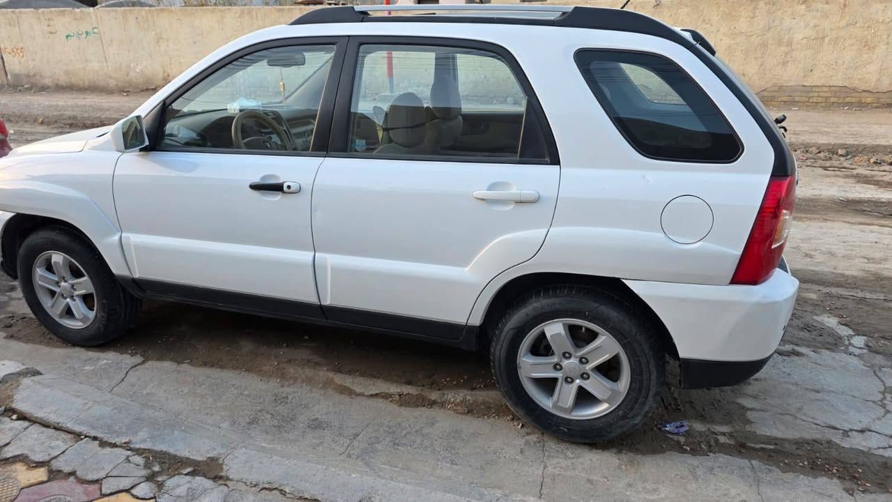 السلام عليكم للبيع كيا سبورتج ٢٠٠٩ خليجي  محرك ٤ سلندر ٢٠٠٠  تبريد ثلج وبيهه سونار جديد تايرات جدد سنويه ٢٠٢٨  السيارة بيهه قطعه وحده فقط مبدله ٥ ويل كب مسويلهه ادامه كامله قبل ١٠ ايام  رقم بغداد السعر  ١٠٠ ورقة   وبيها مجال قليل اكثر تفاصيل اتصل على الرقم ***********  مكان السياره في بابل
