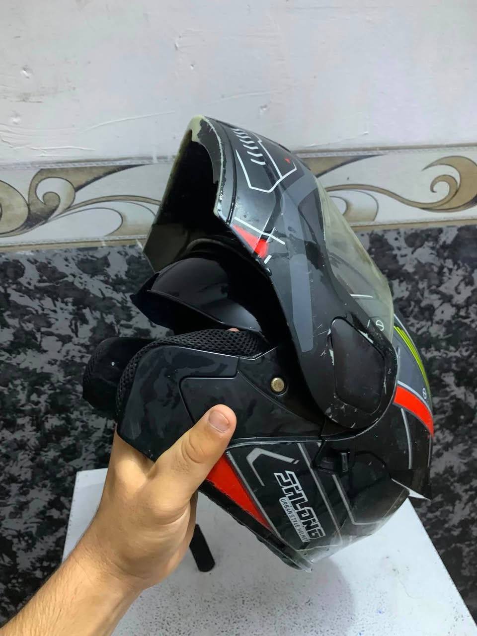 خوذه للبيع سعر ٢٥ ***********
