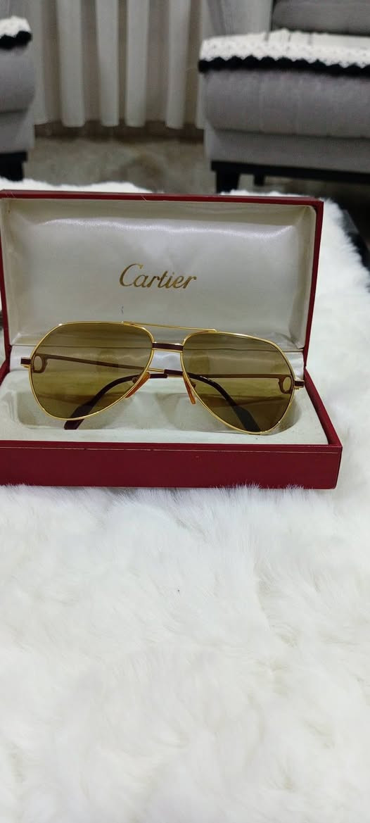 ***نادرة جدا جدا قطعة متحفية***
نظارة رؤساء

 ماركة كارتير  أصلية فرنسية

طراز: فاندوم اللاكيه

قياس: 56

عدسات: كريستال بخار

فلتر: uv400 لحماية العين من أشعة فوق البنفسجية 

انتاج ثمانينات

قطعة مخزونه، نضيفه جدا جدا ، كسر زيرو

للاستفسار: واتس اب ***********
