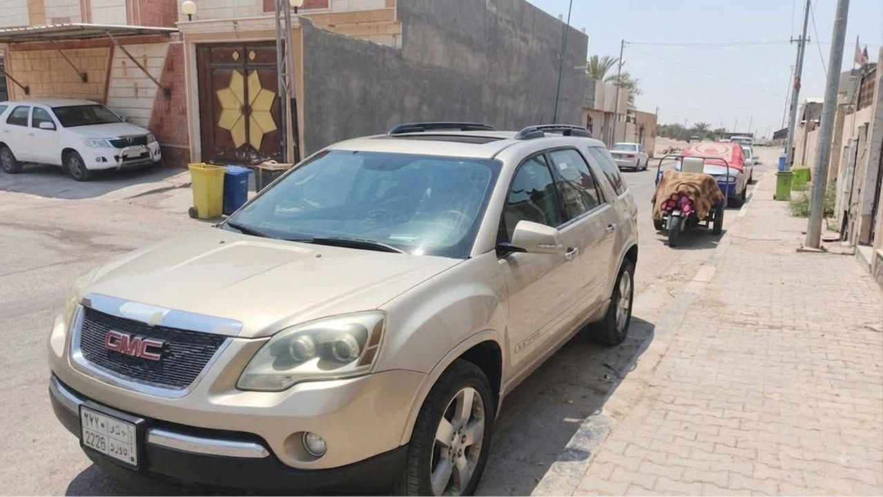 *مواصفات GMC Acadia 2008 وارد خليجي فول مواصفات - اللون الذهبي* 👑

### *1. المحرك والقوة*
- *المحرك*: 3.6L V6 DOHC 
- *القوة*: 275 حصان @ 6500 rpm
- *العزم*: 328 نيوتن.متر
- *القير*: 6 نمر اوتوماتيك FWD او AWD

يالله اللهم صل على محمد وال محمد 
كل شي مذكور 👇👇
بيع او مراوس سيارة حمل بيك اب 
 *2. المواصفات الخارجية - فول SLT2*

- *اللون*: ذهبي شمبانيا / 
- جنطة لمس *: 18 انش كروم
- *الاضواء*: زنون HID مع لد نهاري + حساسات اضاءة
-  اشارة بالمريا 
- *السقف*: فتحة سقف بانوراما كبيرة
- *الحساسات*: حساسات خلفية + كاميرا رجوع
- *الخطاف*: جراب سحب امامي وخلفي كروم

 *3. المواصفات الداخلية - فول*
- *المقاعد*: جلد فخم  مشمشي  7💺راكب. الصف الثاني كابتن سيت
- *التدفئة*: مقاعد امامية كهرباء وخلفية مدفية + ستيرن مدفي
- *التكييف تبريد 🥶*: دبل زون اوتوماتيك + تكييف خلفي منفصل ثلاث قطع تبريد خير من الله 
- *الشاشة*: شاشة DVD سقف للركاب الخلفيين + سماعات Bose 10 سماعة
- 
- *الذاكرة*: كرسي السايق كهرباء + ذاكرة + مرايات ذاكرة
- *الامان*: 6 ايرباك + نظام ثبات + مانع انزلاق + مراقبة ضغط الالاطارات
مكفولة من الضربة والعيب الشرعي راعيها بالبصرة مكان السيارة قضاء الدير قرب المحكمة 
سنوية انتهت الشهر الرابع 
رقم بغداد مشروع وطني تتحول وين مايعجبك 
ترايك وين ماتحب الحمدلله 
حدادة كلها جديد وكالة 
طخم تاير 
محرك وكير نعمه من الله 
سيارة جاهزة مال جناي 
بيها ضربة باب الخلفي جهة مقابيل السائق دعمني ابن حلال ورايح وهي واكفة الله يغفرله 
تفاصيل اكثر ***********
***********
السعر 95$ وبيها مجال حك الجية 
وبخدمة الطيبين 
وربي يرزق الجميع بحق محمد وال محمد 🥰
