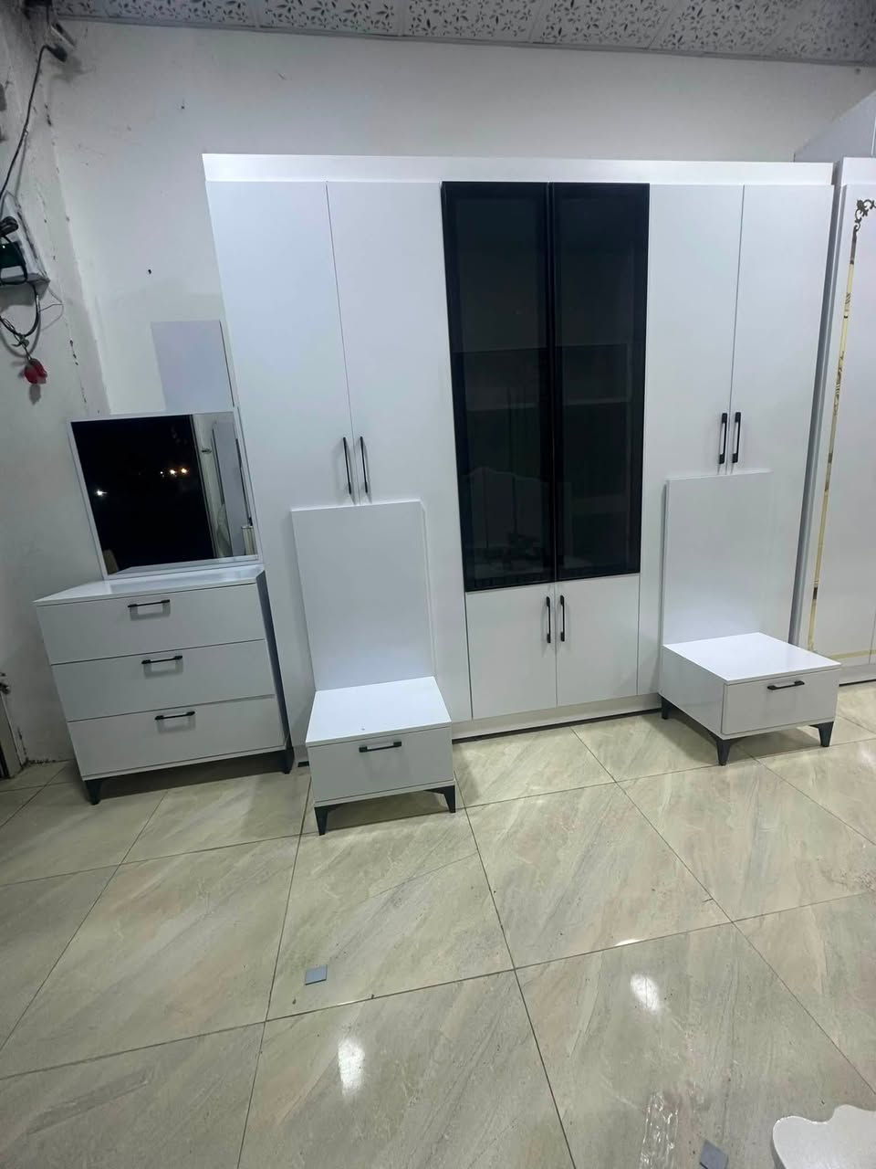 تاقم نوستن دريس روم به كار نهاتو
سيسم  دوو كؤمدي ميزتواليت كنتور 
بئ دؤشه كه به كار نه هاتوه  
نرخي گرنجاوه مال دوسته
په يوندي بكه بؤ نرخ يان نامه بنيره
***********
