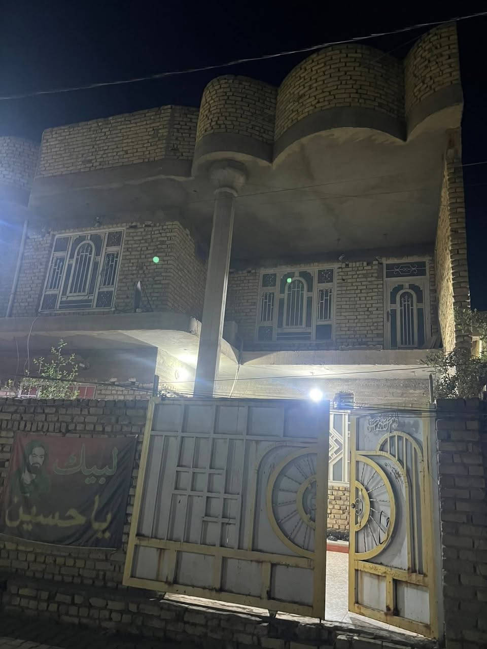 زين القوس شارع سيد يعقوب خلف أسواق الزاملي 
مساحته 200م 
طابقين 4 غرف فوك وغرفتين وصاله واستقبال جوه 
يحتوي على حديقه وطارمه 
غير مرهون وغير محجوز 
***********

السعر 175 قابل للتفاوض
