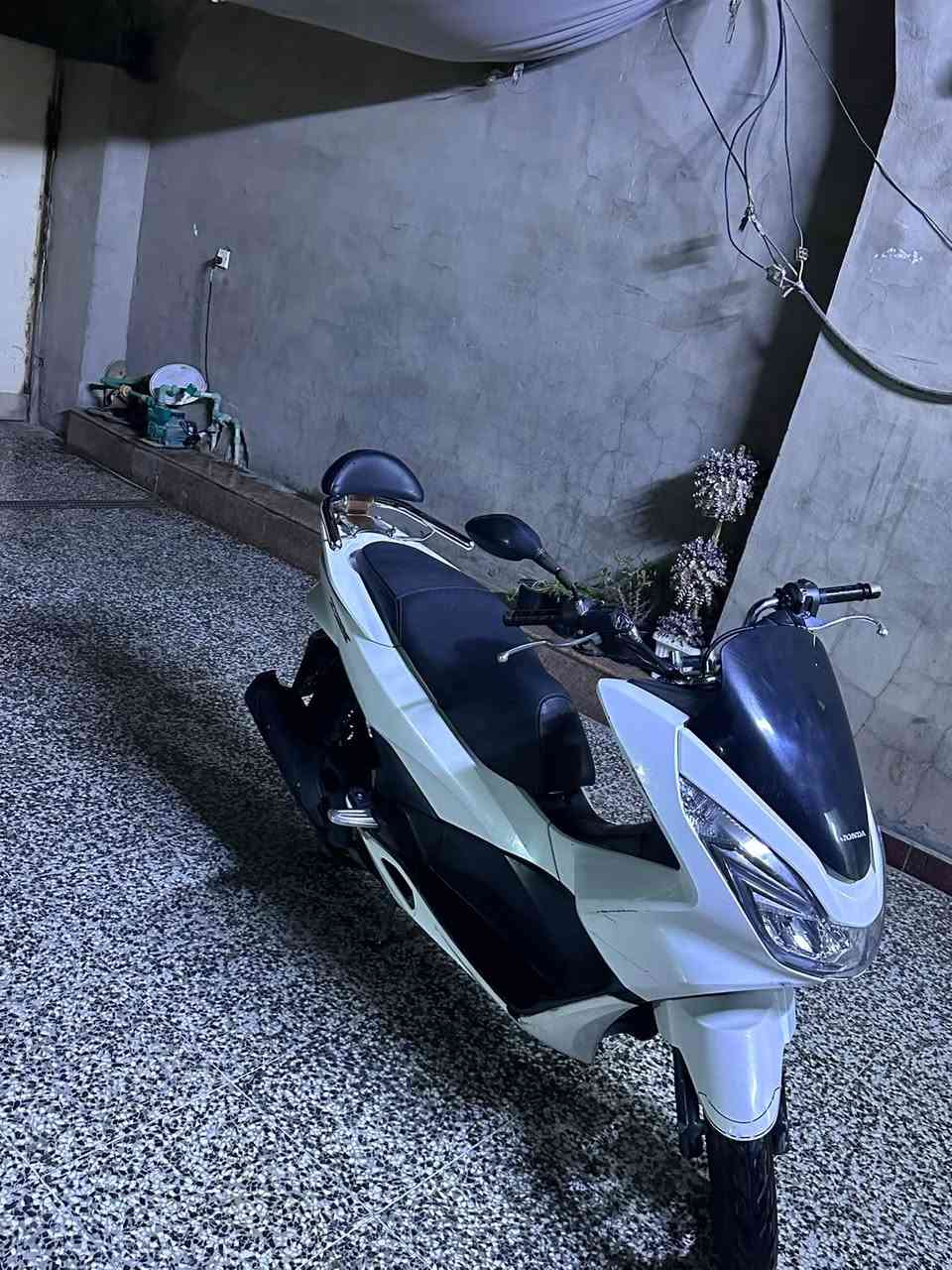 السلام عليكم دراجه pcx جيل ثاني ياباني نضيفه.بغداد كماليه ***********,
