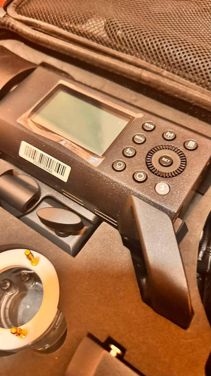 ​📸 للبيع: فلاش احترافي Godox AD400Pro (مستعمل بحالة كالجديد)
فلاش تصوير خارجي واستوديوهات Godox AD400Pro غني عن التعريف، ممتاز للمصورين الذين يبحثون عن قوة إضاءة عالية وحجم خفيف وسهل التنقل.

​حالة الجهاز:

​نظيف جداً وبحالة ممتازة (شبه جديد) استخدام حشيم.

​شاشة الفلاش لا تزال تحتفظ بلاصق الحماية الأصلي (الستيكر).

​يعمل بكفاءة عالية وبدون أي مشاكل تقنية أو عيوب.

​الملحقات المرفقة (الحقيبة الكاملة):
قيم باليرضي الله
