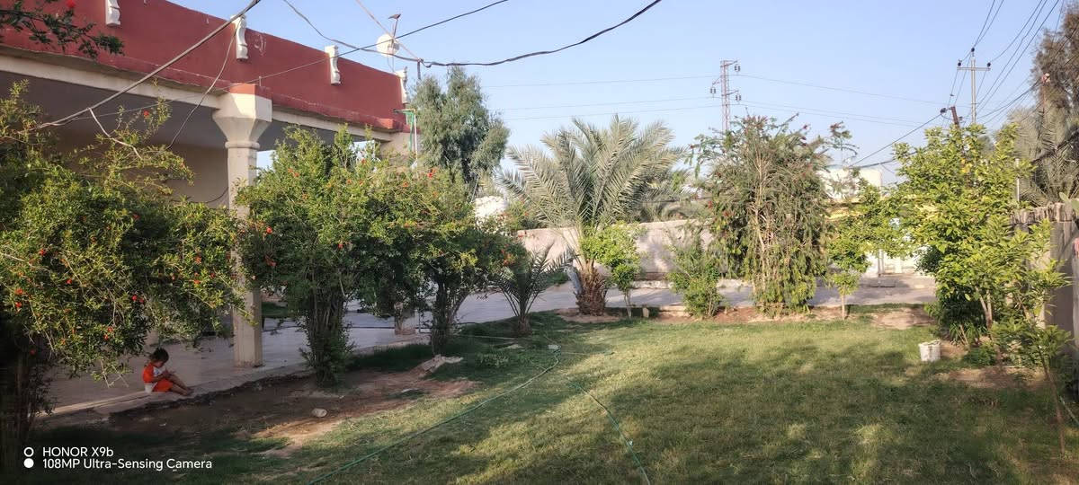 السلام عليكم بيوت عدد اثنين
مع مشتمل للبيع في حي رشيد قريب علئ مستشفئ الامام علي (ع) 
المساحه الكليه 1400 متر  مساحه البنيان 870 متر  مساحه الفارغه 530 الخدمات متوفره 
اساله كهرباء مولد تبليط مدرسه قريبه
موقعه تجاري يصلح محلات مع محطه ماء  مع  غرف عدد اثنين 5_4 مضيف 8_4 مطبخ كله سراميك وسقف ثانوي 4_4 هول 10_4 البيت الثاني نفس الغرف بس مابي مضيف مطبخ خارجي مجمع صحيات وحمام خارجي الاستفسار على هاي الارقام      ***********  ***********
