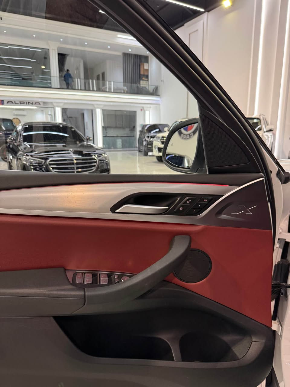 بي ام دبليو  اكس ثري X3 30i S drive
موديل /2024 
محرك / ٤ سلندر توين پاور تربو سعة لترين 2.0
العداد /٢٣ مايل 
سعر / 30 الف دولار 💵
اللون / ابيض ، داخل احمر بلادي
فول مواصفات ، داخل احمر ، اربع ابواب بصمة و صندوق كهربائي و فتح واغلاق بالقدم kick sensor , لايتات ليد BMW LED و اداپتڤ و داتاشو ٥ كاميرات شاسة كبير كيج اليكتروني ( تتحرك بجميع الاتجاهات مع الستيرن ، سقف پانوراما ، شاشة الكترونية ، دواخل ليد انارة عدة الوان تتغير حسب الرغبة ، شاشة كبيرة ،  وحساسات امامية وخلفية ٣٦٠ درجة ، نظام التوقف الذاتي ومانع اصطدام active brake control , نظام منع الخروج عن المسار في الشارع LKA ، نظام كشف النقطة العمياء BSM ، فتح الابواب تلقائيا عند الاقتراب من السيارة و قفلها عند الابتعاد ، كشنات هيتر ، كشنات كهرباء جهتين و ميموري ، بريك بصمة واوتوهولد ، ثلاث وضعيات قيادة و اطفاء المحرك ذاتيا عند الوقوف ، تبريد مركزي وخلفي منفصل قطعتين ، اپل كار پلاي و خريطة المدينة في الشاشة الامامية ، شاحن موبايل وايرلس ، مواصفات اخرى كثيرة جدا
السيارة وارد امريكي ، بيها فقط حافه بنيدو و جاملغ حافة باب صبغ بدون دواخل نهائيا وايرباك بردة و سستم 
جدا جديدة مثل الزيرو ، گير ومحرك و صدر و كهربائيات بحالة الشركة كولها ، لايتات وتايرات و الويالة والجام الامامي كلشي بيها بلادي 
العنوان/ اربيل-مدينه معارض 
موبايل /*********** واتس اب فايبر أربيل, العراق
