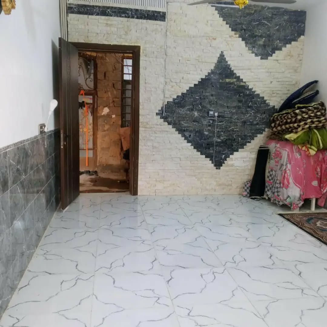 بيت مساحته 200 متر 
​📍 الموقع: قرب حسينية العويسات - حي السجاد
​الواجهة والنزال: واجهة 8 متر × نزال 25 متر
​التفاصيل الداخلية:
​استقبال: 7 × 5 متر
​هول (صالة): 5 × 5 متر
​مطبخ: 5 × 3 متر
​غرف النوم: عدد 2 (قياس 6 × 4 متر)
​ترك ورا البيت: 8 × 2 متر
​صحيات داخلية وخارجية
​تفاصيل البناء:
​سنة البناء: 2022
​نوع البناء: بلوك وسقوف عكادة. فرشي
​سند 25 زراعي
مكتب جواد البوعيسى للعقار 
​📍 عنوان المكتب:
بابل // الحمزة الغربي - قرب مدرسة الأنوار الأهلية ومطعم تاج محل.
​📞 للتواصل والاستفسار:
​***********
​***********
***********
