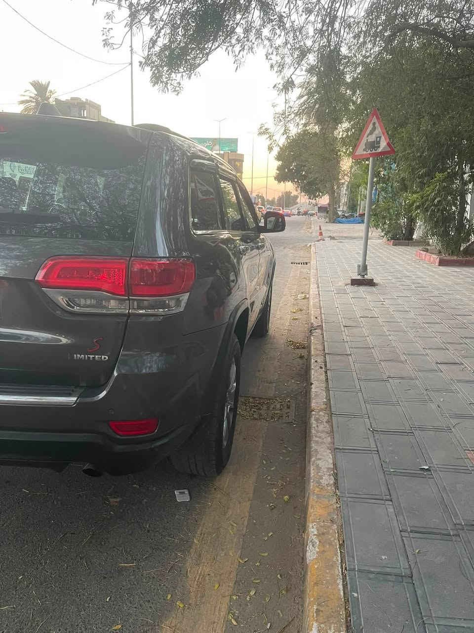 سلام عليكم جيب موديل 2017 وارد أمريكي بيها جاملغ خلفي وجنطه بدون دواخل السيارة فول عدا الفتحه السيارة جاهزة من كير محرك صدر تبريد العنوان بغداد الكاظمية للاستفسار (***********) يوجد واتساب
