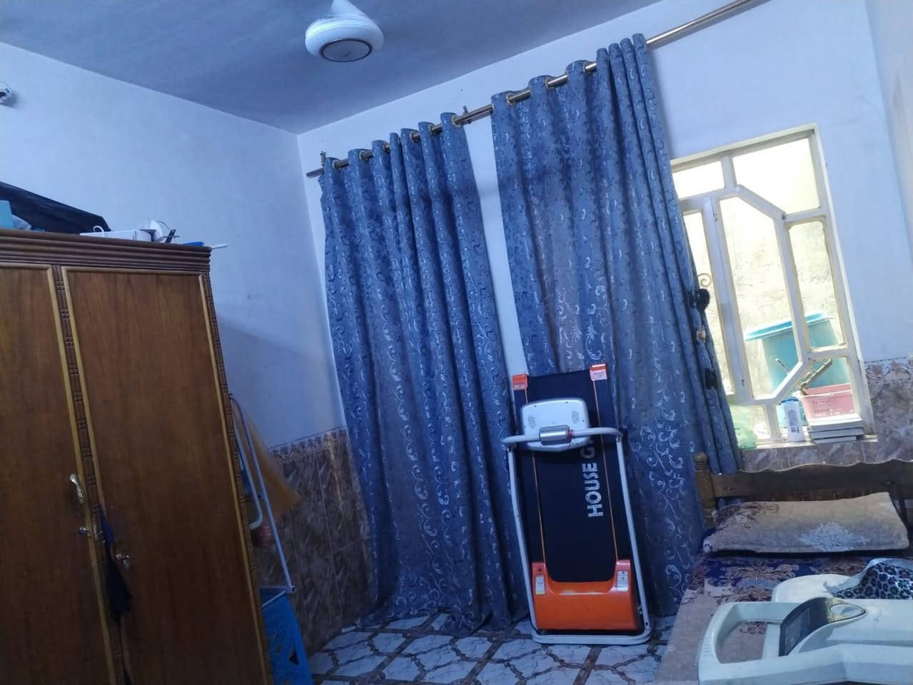بيت للبيع لمساحه 135متر البيت يحتوي عل 
غرفتين نوم 
صاله
صحيات داخايه وخارجيه 
ستقبال 
موقع البيت شطيطه مقابيل بيت مله مزحم لاتصال أكثر عبره الرقم ***********
