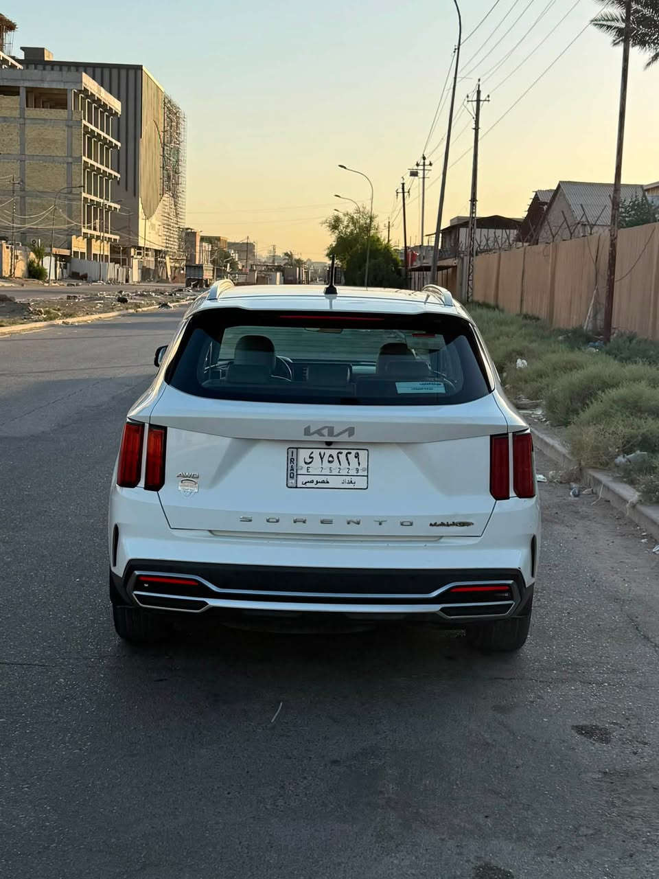 السلام عليكم كيا سورينتو موديل 2022 للبيع
اخوان السيارة خليجي بيها كم طخه 
محرك v6
السياره فول مواصفات يعني اعله شي بلسورينتو شتريد بيهه 

- دفع رباعي 4WD ‼️
- حساسات أمامية 
- حساسات خلفية
- لايت زينون 3 عدسات + LED 
- بانوراما ❗️
- مفتاح التشغيل بصمة
- تشغيل عن بعد 
- فتح الصندوق كهرباء
- دشبول شاشة
- عرض الكاميرا في الدشبول
- شاشة Apple Car play ❗️
- 4 كاميرات  360ْ ‼️
- الانارة الداخلية LED
- حركة المقاعد الأمامية كهرباء
- تدفئة وتبريد المقاعد الأمامية 
- تتسع المقصورة ل(7) ركاب
- مثبت السرعة Cruise
- المودات والأوامر الصوتية
- أوضاع القيادة  Drive Mode
- فحص أنظمة السيارة 
- حساسات ضغط اطارات 
- شفتات مقود
- 3 قطع تبريد 
- هاند بريك بصمة 
- ا ABS
 - ا ISO Fex-ايزو فكس
- نظام مانع الانزلاق
- نظام نزول المنحدرات 
- اشارة في المرايا الجانبية
- مخرج منفذ الطاقة ⚡
- ا  Bluetooth / USB
- بردات أبواب خلفية
- كير ماوس
- كامرات عند الاشارة
- اوتو هولد
‎
 وبقيه المواصفات السورنتو المعروفه 
السياره ضمان الشركه الدوليه العراقيه 
تبديل الدهن كله بلشركه 
السياره ماشيه  80 الف كيلو  مكان السياره حي القاهرة 
  سعر السياره 27,900$(279ورقه ) وبيها مجال بسيط
رقمي  ***********

