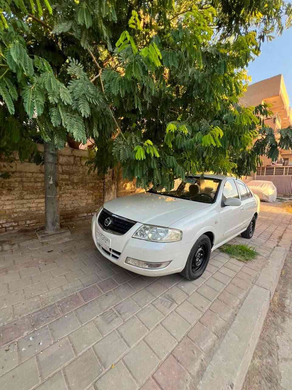 سلام عليكم اخوان سني مديل ٢٠١٢ استلام شركة بسمنه ماشيه ١٢٩ الف سيارة كفالة عامه من الضربه والتبديل  كله عله وضع شركة كير محرك صدر برغي ممفتوح بيه مكينه كير عله وضع شركة تبريد ويه سويج بيه مكانين بارد وتكحيل ودعامياته مصبوغه بسمي السنويه صاقطه من ٢٠ لان جانت مضومه السيارة احولك ثاني  مكاني بغداد جميلة ***********  السعر ١٠٠ وبيه مجال بصيط

