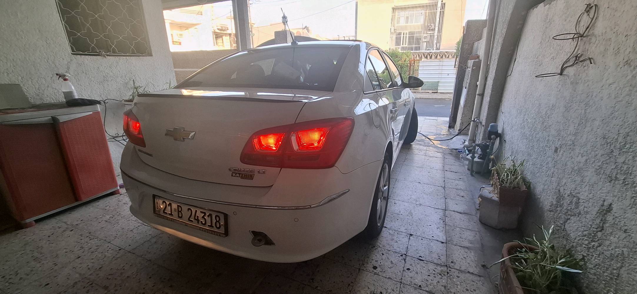 شوفر ليت كروز   فول  ٢٠١٦ 
خليجي السيارة جاهزة من كلشي رقم سليمانيه باسمي مكانها بغداد والسونار موجود بالصور 
رقمي ***********
شنو فئة الكروز بالضبط؟ يعني LT لو LS لو غير فئة، وشنو سعة المكينة/القير؟: 
 محرك 1800 LT
شكد ممشايتها الفعلي، وهل عدها صيانة حديثة أو تبديل قطع مهمّة مثل الزيت، الكلاتش/الكير أو البطارية؟: 
140
هل السيارة بيها أي صبغ/رش/حوادث أو ضربات سابقة غير مذكورة، وإذا نعم وين مكانها؟: 
جاملغ صبغ
شنو وضع المكيف، الماكينة، القير، والعفشة؟ هل كلشي شغال طبيعي وما بيه أصوات أو ملاحظات؟: 
مكينه كير تبريد دواخل كلها نضيفة
مكان المعاينة وين بالضبط ببغداد، وهل السعر قابل للتفاوض لو ثابت؟: 
بغداد .. الدورة 