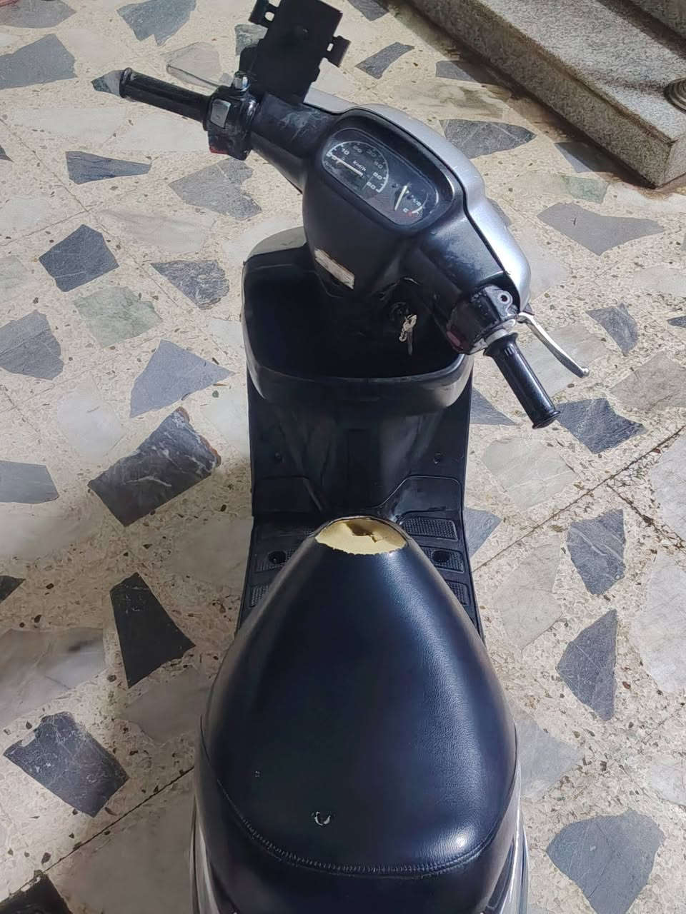 السلام عليكم.. دراجه بزون نضيفا 
دبل سكريتر. قفل اكسنت. وايرمنيه شغاله بس يحتاج باتري. محرك شرط ممفتوح. السعر 275 وبيه مجال.
رقم الهاتف ***********.. ***********
