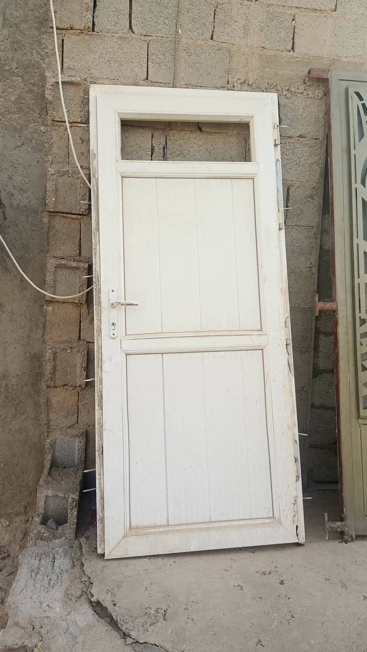 السلام عليكم من رخصت ادمن يوجد بواب كليدور مطبخ باب كليدور طول230 عرض 125 باب مطبخ طول 230 عرض 96 باب بلستك طول 212عرض 90 كاملات بيهن جام قفاله ستفسار ***********
