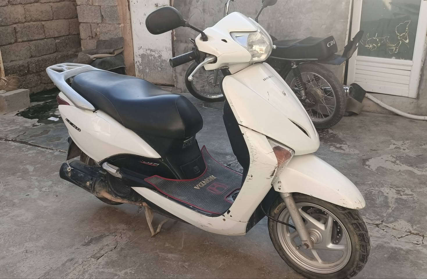 سلام عليكم ليدي حديث للبيع الدراجه نضيفه مفتوحه مره السعر 750 الف او بي مجال شي قليل الرقم ***********
