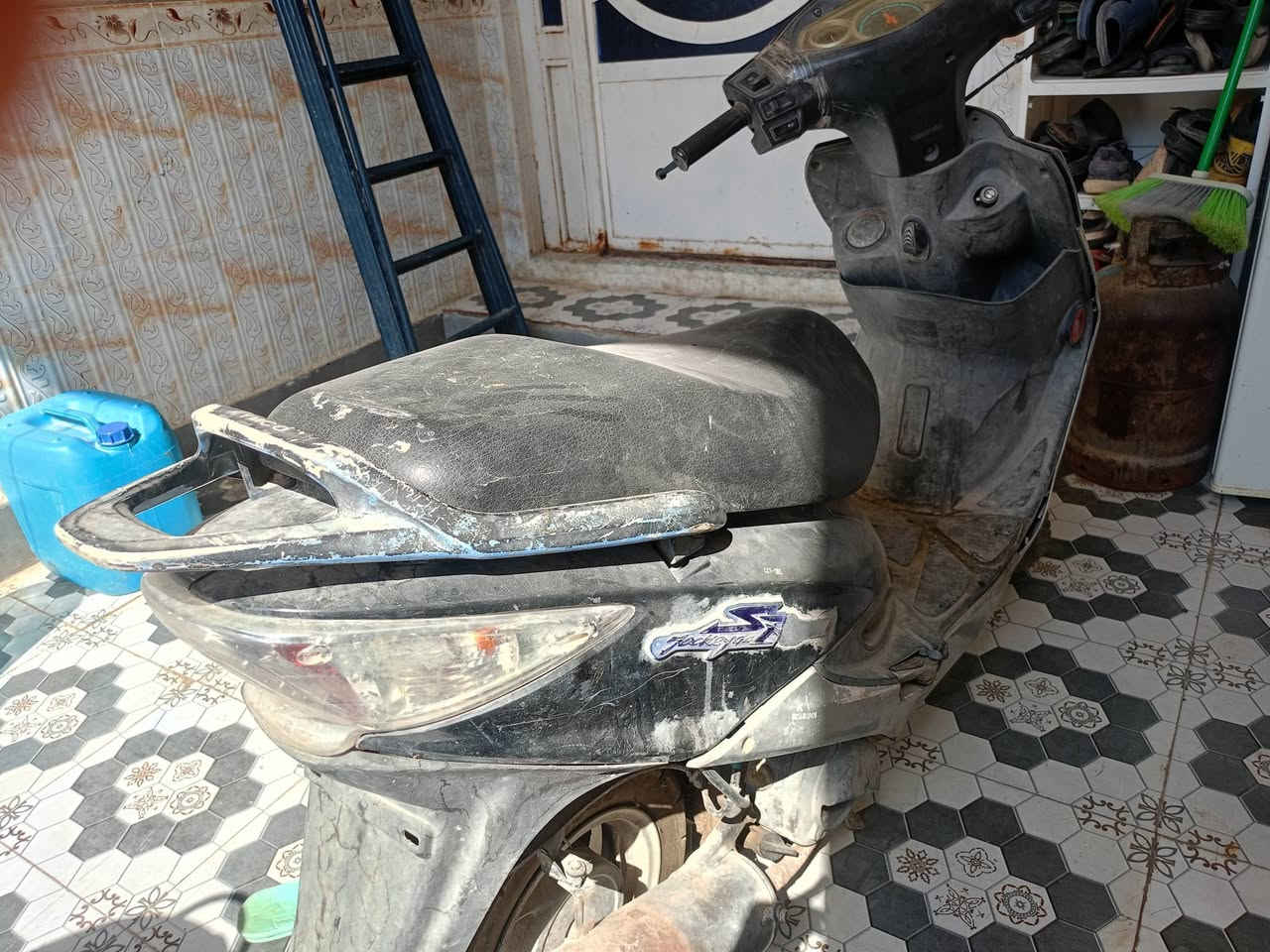 دراجه جي فور للبيع السعر 400وبيها مجال بسيط تواصل ***********
