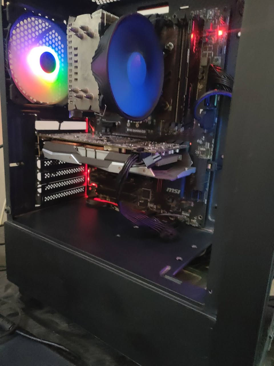 السلام عليكم pc لبيع السعر 450
المعالج i5 6500

البورد B150 gaming m3

الكرت GTX 1060

الرام هابير إكس 16GB DDR4

التخزين ssd 128+Hdd500

البور من MAS 650w

الكيس 4 fan RGB
