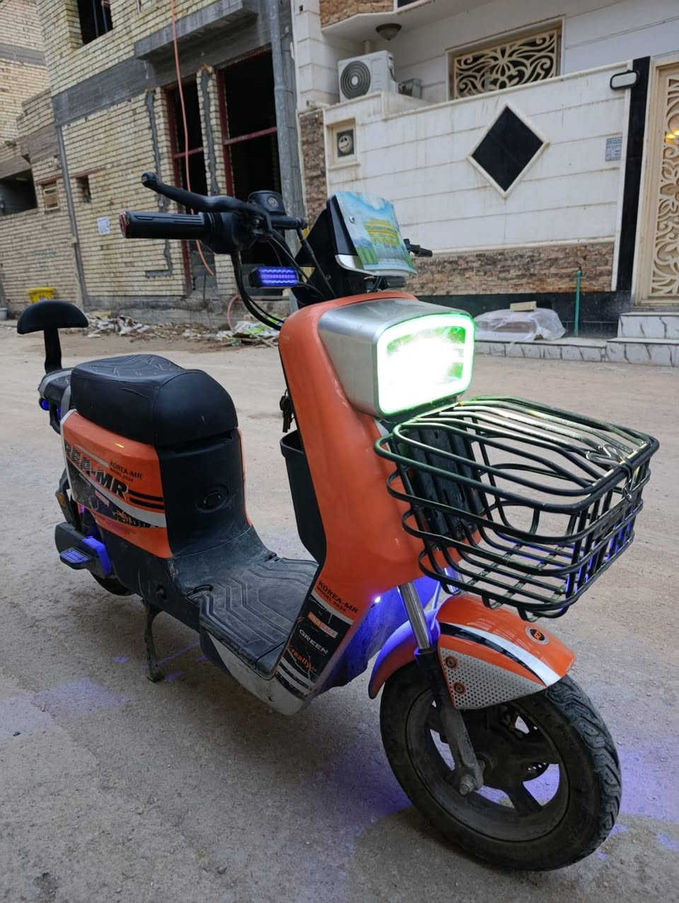 السلام عليكم  
دراجه شحن  R7 2024
نضيفه بس بطاريات تعبانه 
والباقي كله شغال وجيد
السعر 350وبي مجال بسيط 
وصل موجود مال معرض 
***********
