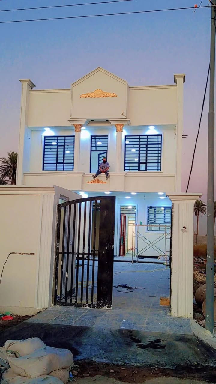 بيت للبيع منطقة المعينات مجمع الفلل
المساحه ٣٠٠ متر 
مساحه البناء ٢٠٠ متر 
بناء درجه اولى البيت جديد ويجي ويا كاونتر مفصل ويه البيت 
السعر 200مليون قفل 🔐 
للإستفسار أكثر اتصل على هذا الرقم ***********
