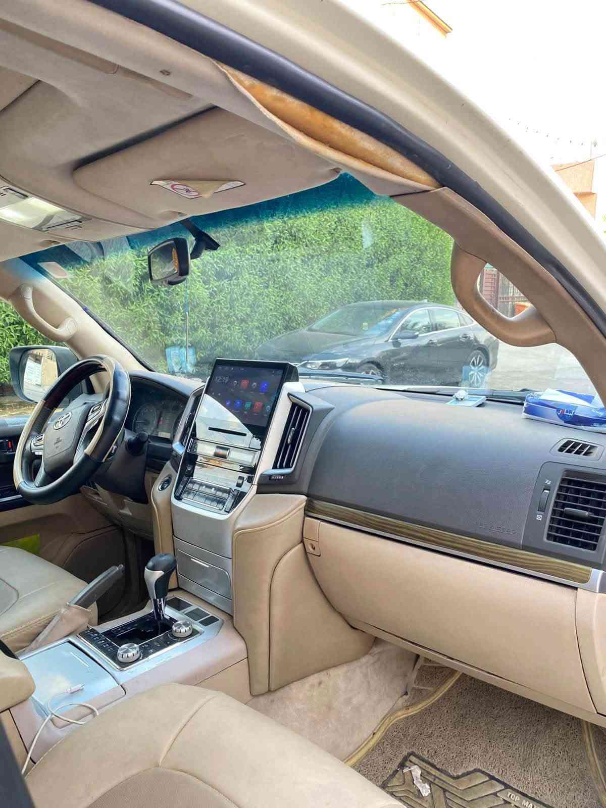 السلام عليكم 
لاندكروز موديل 2013 محدث 2021
مواصفات GXR
السياره بريم فول مواصفات
ثلاجه 
اشاير ترحيب 
محدثه داخل وخارج تحديث كلش حلو مصروف هواي على السياره 
هزه وسنويه جديده 
السياره جديده متصرف عليها ربع
تخم تاير جديد
حداديه جديده 
السياره صبغ عام 
موقع السياره /بغداد / بغداد الجديده
السعر 250 وبيه مجال للشراي
للاستفسار ***********
