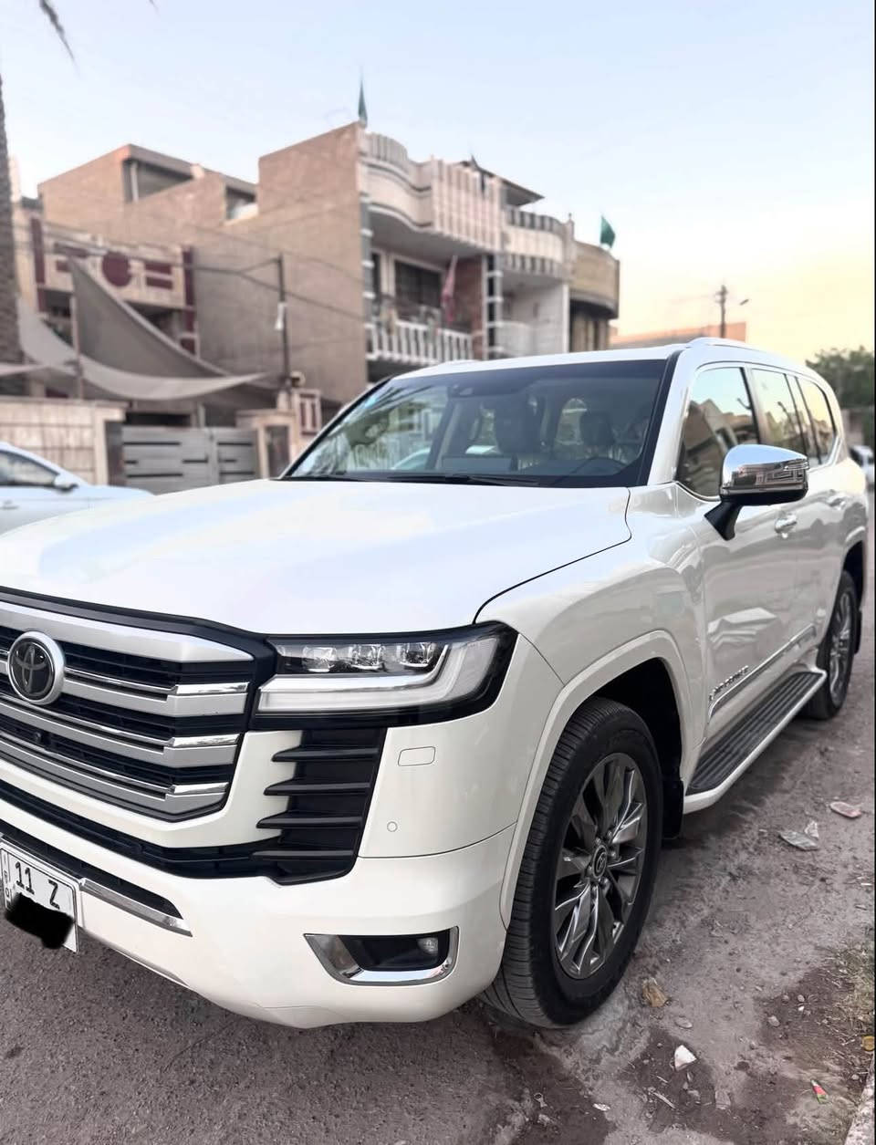 السلام عليكم
لاندكروز VX موديل ٢٠٢٣ 
ماشية ٣١ الف 
سيارة كفاله عامة علئ وضعية الشركة 
مواصفات السيارة 
رادار 
كامرات محيطيه 
كشنات تدفئه وتبريد 
شاشات عدد ٣ اصلية وكاله 
سيارة فول ١/١ معروفه مواصفات ال VX 
هـ/***********
عنواني بغداد
