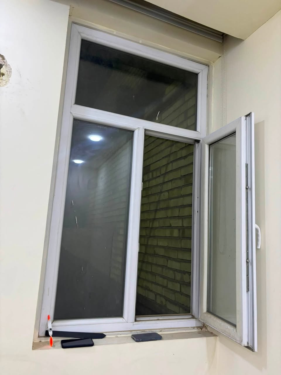 شلابيك pvc نوعيه اصليه جدا محكمة لاتدخل مي ولاتراب
دبل زجاج وبيها مانع ذباب 
قياسات مختلفه بيها شباك سلايد كبير 
بيبان pvc محكمة جدا ايضا دبل زجاج 
باب خشب جديدة للبيع
بغداد
***********

