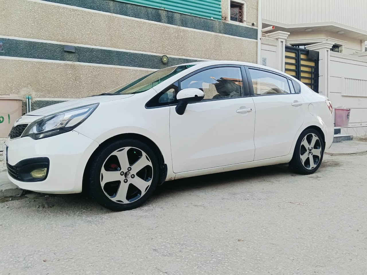 ام عليكم كيا ريو 2014 سياره نضيفه ثلاث قطع الون ابيض مقاعد جلد كربلاء خصوصي المواصفات كامره خلفيه نوافذ كهربائيه 2 وسادة هوائيه ABS مكاني كربلاء قرب فيزه التركيه حي اخلاص السعر 85 قفل رقم الهاتف على الواتساب وعلى الرصيد ***********
