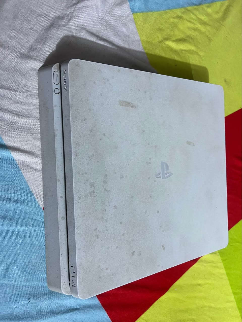 السلام عليكم اخوان ps4 سلم نضام 11:50 معدل عن طريق القرص جهاز ممفتوح ياباني. ذاكرة 500. لون ابيض بس الكفر الفوك بي بقع صغيره بس متبين. الجهاز نضيف ومرتب.  مع جوستكات 3 وحده اصليه واحده تجاري اصلي واحده شبيها جوستك بلي 5. وحدها ب 25 الف. مع يوبي اس 850 جهاز جديد الله شاهد اقل الشهر من اشتريته. (الشاشه وحدها ). شاشه بورتبل حجم 15.6 نضيفه تفيد جماعه البي سي. وتفيد جماعه البلي هي وكيبلاتها كامله سعرها وحدها  65 الف. والجهاز وملحقاته سعره 340 بي مجال بسيط اخوان عنواني ديوانيه مركز. ***********. والشراي يدلل ديوانية, القادسية

