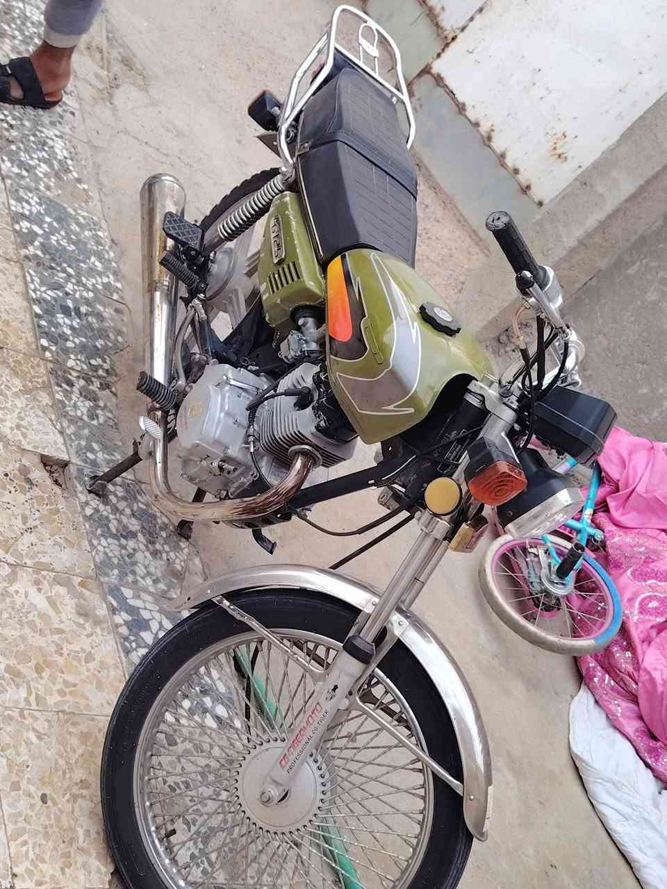سلام عليكم دراجه اربع كير موديل 23 اوراق سكنر دراجه كامله ماعايزه شي مكفوله محرك جديد دراجه جديده برغي ماعايزه 👉 السعر 600 وبيها مجال وهاذه رقم صاحب الدراجه ***********👉 العنوان النجف الجرويه
