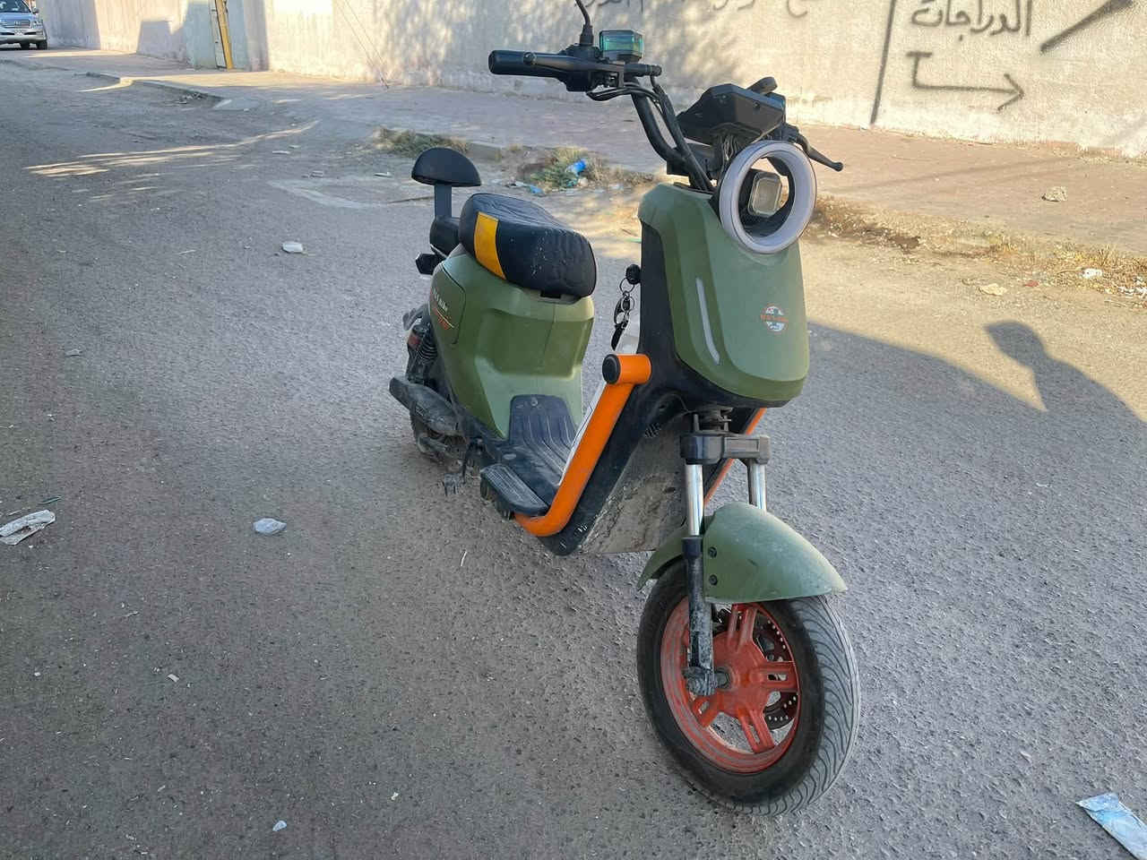 دراجة شحن • بطاريات نضيفة • عجل معطل