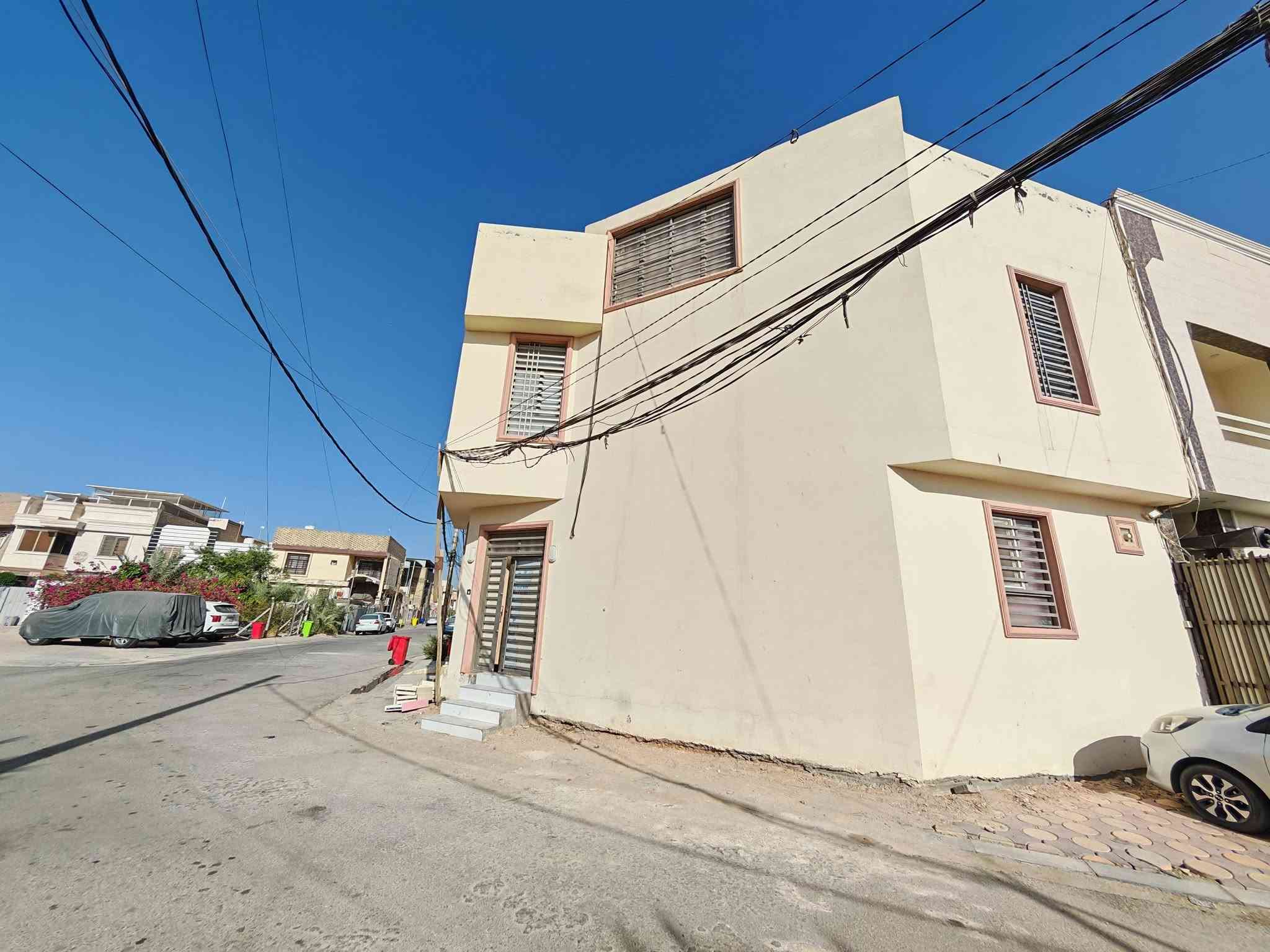 للبيع بيت طابقين  في حي الجامعة ركن 54 متر واجه 7  خلف الكفيل بناء حديث يحتوي على غرفة ومطبخ وصالة وصحيات في طابق الاول.
 والطابق الثاني يحتوي على غرفتين وصالة وصحيات ومؤثث بالكامل  للتفاصيل الاتصال على الرقم ***********
