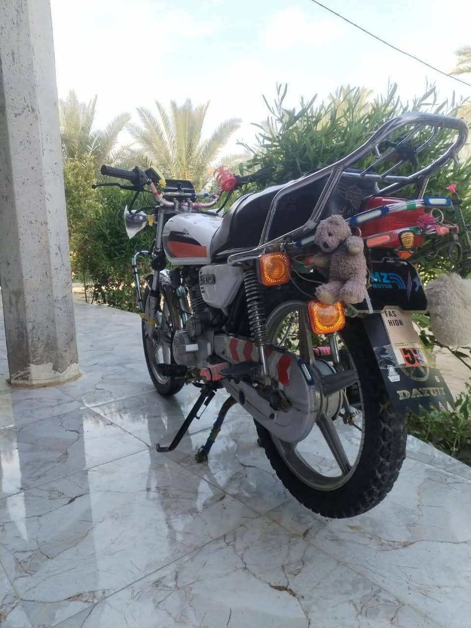 سلام عليكم سيفان للبيع موديل ٢٠ كامل مكمل أي نقص مابي محرك 150 محرك ما مفتوح سعر ٥٠٠ أو بي مجال  خمس أوراق بي مكان ديالى ناحيه السلام الونديه ***********
